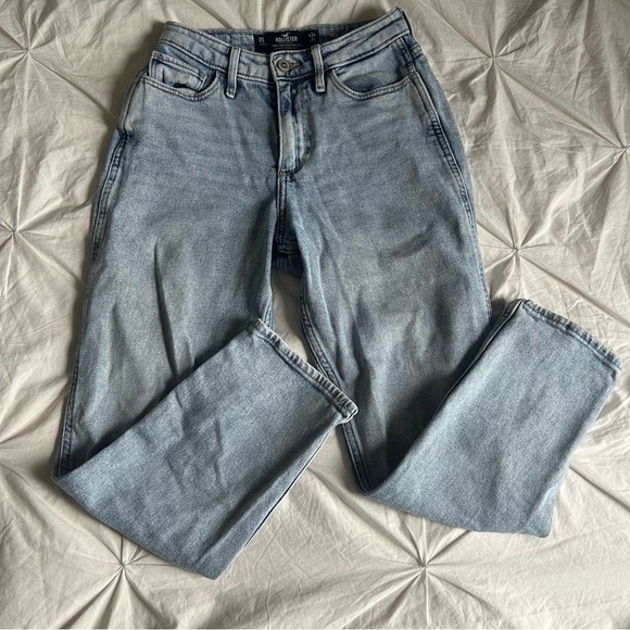 Hollister Curvy High-Rise Mom Jeans Faded Blue - Picture 1 of 6